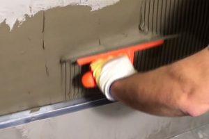 Как класть плитку на стену
