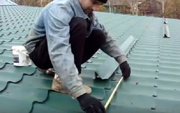 Установка снегозадержателей на крыше из металлочерепицы