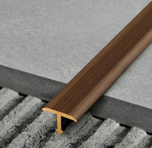 Стыковочный профиль для плитки и ламината металлический и гибкий: правила монтажа пошагово + фото